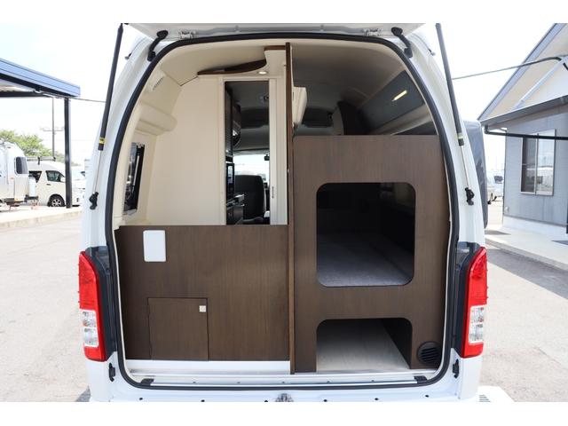 ハイエースバン トイファクトリー　アルコーバグランデ　家庭用エアコン　ＦＦヒーター　エアロソーラー　インバーター１５００Ｗ　マックスファン　カセットトイレ　電子レンジ　テレビ　ＬＥＤヘッドライト　パワスラ　スタビライザー　９インチナビ　前後ドラレコ（31枚目）
