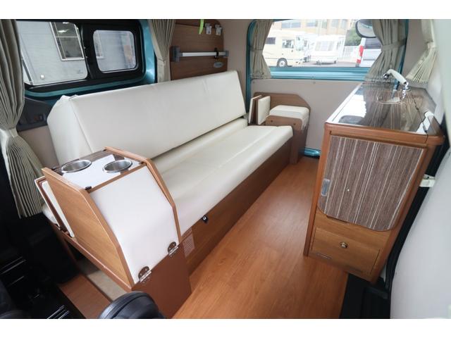 ＮＶ２００バネットバン キャンピングカー広島　ポップコンｅＥ　ポップアップルーフ／ＦＦヒーター／フレキシブルソーラーパネル／冷蔵庫／シングルサブ／走行充電／外部充電／４００Ｗインバーター／ナビ切替ＳＷ／網戸／メモリーナビ／バックカメラ／ＥＴＣ／キャンピングカー（3枚目）