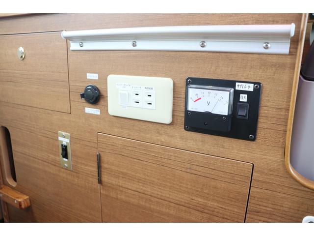 ＮＶ２００バネットバン キャンピングカー広島　ポップコンｅＥ　ポップアップルーフ／ＦＦヒーター／フレキシブルソーラーパネル／冷蔵庫／シングルサブ／走行充電／外部充電／４００Ｗインバーター／ナビ切替ＳＷ／網戸／メモリーナビ／バックカメラ／ＥＴＣ／キャンピングカー（10枚目）