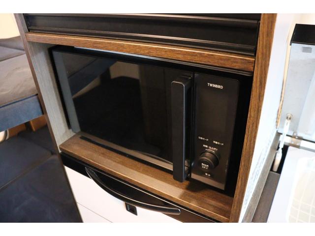 ハイエースバン トイファクトリー　ＧＴ　カーサブラックＥＤ　グランデ／クールコンプシステム（家庭用エアコン）／エアロソーラー／テレビ／ＦＦヒーター／ブリッド２脚／電子レンジ／内部電源／デジタルインナードラレコ／ＥＴＣ／特別色エアロウィンドウ／キャンピングカー（9枚目）
