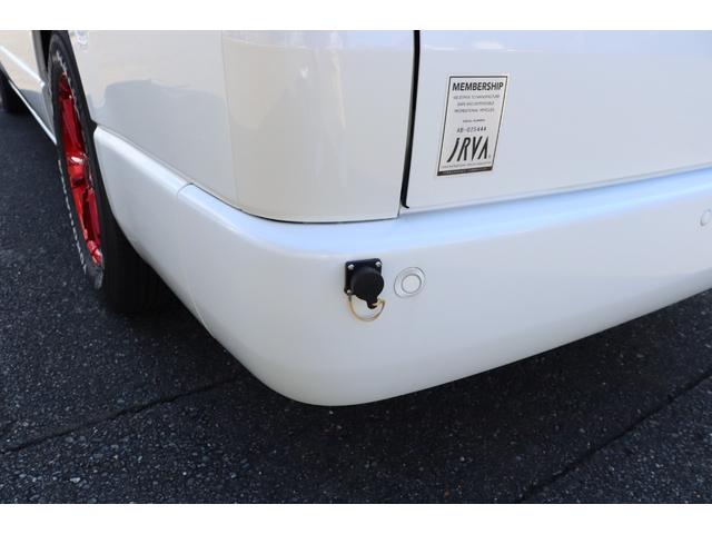 ハイエースバン トイファクトリー　ＧＴ　カーサブラックＥＤ　グランデ／クールコンプシステム（家庭用エアコン）／エアロソーラー／テレビ／ＦＦヒーター／ブリッド２脚／電子レンジ／内部電源／デジタルインナードラレコ／ＥＴＣ／特別色エアロウィンドウ／キャンピングカー（26枚目）