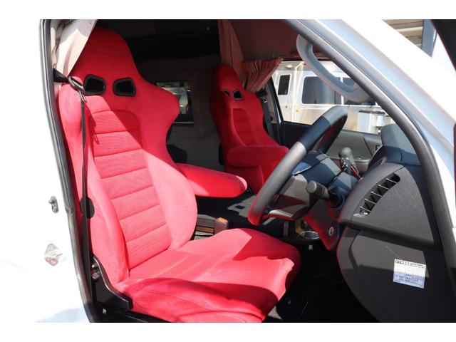 ハイエースバン トイファクトリー　ＧＴ　カーサブラックＥＤ　グランデ／クールコンプシステム（家庭用エアコン）／エアロソーラー／テレビ／ＦＦヒーター／ブリッド２脚／電子レンジ／内部電源／デジタルインナードラレコ／ＥＴＣ／特別色エアロウィンドウ／キャンピングカー（30枚目）