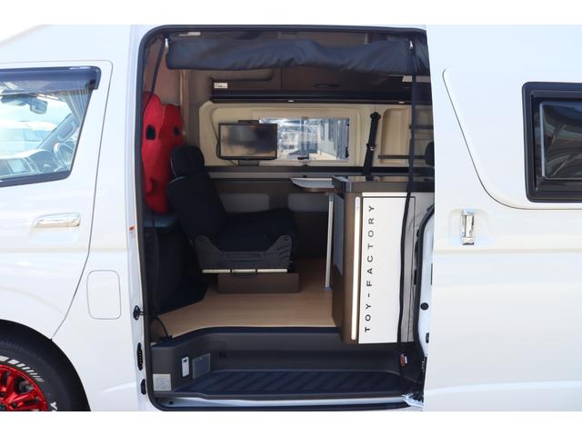 ハイエースバン トイファクトリー　ＧＴ　カーサブラックＥＤ　グランデ／クールコンプシステム（家庭用エアコン）／エアロソーラー／テレビ／ＦＦヒーター／ブリッド２脚／電子レンジ／内部電源／デジタルインナードラレコ／ＥＴＣ／特別色エアロウィンドウ／キャンピングカー（38枚目）