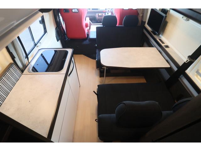 ハイエースバン トイファクトリー　ＧＴ　カーサブラックＥＤ　グランデ／クールコンプシステム（家庭用エアコン）／エアロソーラー／テレビ／ＦＦヒーター／ブリッド２脚／電子レンジ／内部電源／デジタルインナードラレコ／ＥＴＣ／特別色エアロウィンドウ／キャンピングカー（41枚目）