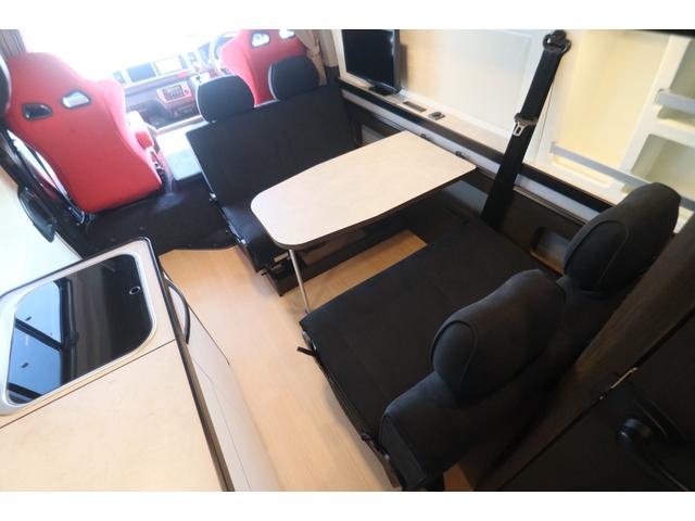 ハイエースバン トイファクトリー　ＧＴ　カーサブラックＥＤ　グランデ／クールコンプシステム（家庭用エアコン）／エアロソーラー／テレビ／ＦＦヒーター／ブリッド２脚／電子レンジ／内部電源／デジタルインナードラレコ／ＥＴＣ／特別色エアロウィンドウ／キャンピングカー（42枚目）