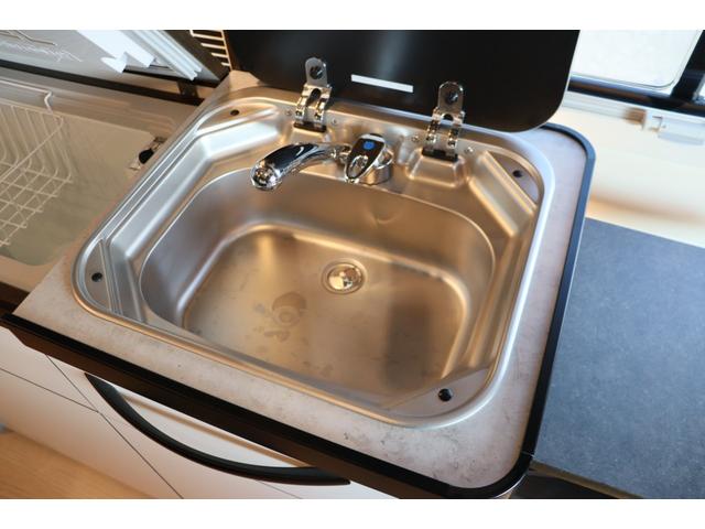 ハイエースバン トイファクトリー　ＧＴ　カーサブラックＥＤ　グランデ／クールコンプシステム（家庭用エアコン）／エアロソーラー／テレビ／ＦＦヒーター／ブリッド２脚／電子レンジ／内部電源／デジタルインナードラレコ／ＥＴＣ／特別色エアロウィンドウ／キャンピングカー（45枚目）