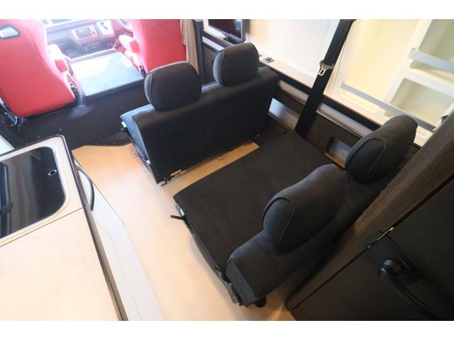 ハイエースバン トイファクトリー　ＧＴ　カーサブラックＥＤ　グランデ／クールコンプシステム（家庭用エアコン）／エアロソーラー／テレビ／ＦＦヒーター／ブリッド２脚／電子レンジ／内部電源／デジタルインナードラレコ／ＥＴＣ／特別色エアロウィンドウ／キャンピングカー（54枚目）