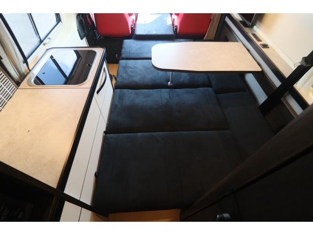 ハイエースバン トイファクトリー　ＧＴ　カーサブラックＥＤ　グランデ／クールコンプシステム（家庭用エアコン）／エアロソーラー／テレビ／ＦＦヒーター／ブリッド２脚／電子レンジ／内部電源／デジタルインナードラレコ／ＥＴＣ／特別色エアロウィンドウ／キャンピングカー（56枚目）