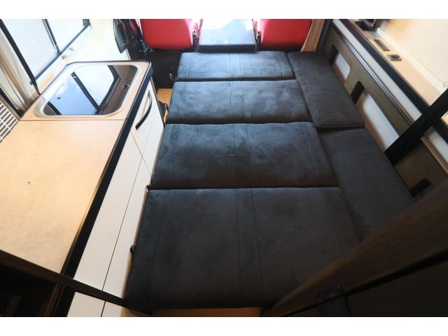 ハイエースバン トイファクトリー　ＧＴ　カーサブラックＥＤ　グランデ／クールコンプシステム（家庭用エアコン）／エアロソーラー／テレビ／ＦＦヒーター／ブリッド２脚／電子レンジ／内部電源／デジタルインナードラレコ／ＥＴＣ／特別色エアロウィンドウ／キャンピングカー（57枚目）
