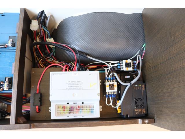 ハイエースバン トイファクトリー　ＧＴ　カーサブラックＥＤ　グランデ／クールコンプシステム（家庭用エアコン）／エアロソーラー／テレビ／ＦＦヒーター／ブリッド２脚／電子レンジ／内部電源／デジタルインナードラレコ／ＥＴＣ／特別色エアロウィンドウ／キャンピングカー（66枚目）