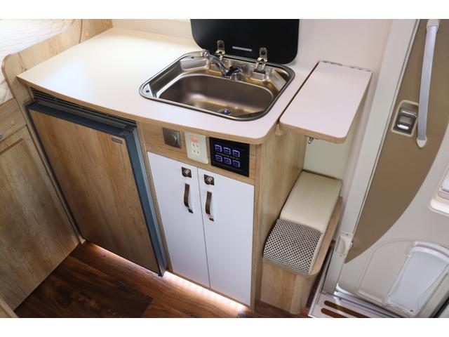 カムロード ナッツＲＶ　クレア５．０Ｘエボリューション　キャンピングカー　家庭用エアコン　ＦＦヒーター　インバーター１５００Ｗ　トリプルサブＢＴ　電子レンジ　テレビ　冷蔵庫　オーニング　マックスファン　８Ｖ型ナビ　Ｂｌｕｅｔｏｏｔｈ　前後ドラレコ　ＥＴＣ（8枚目）