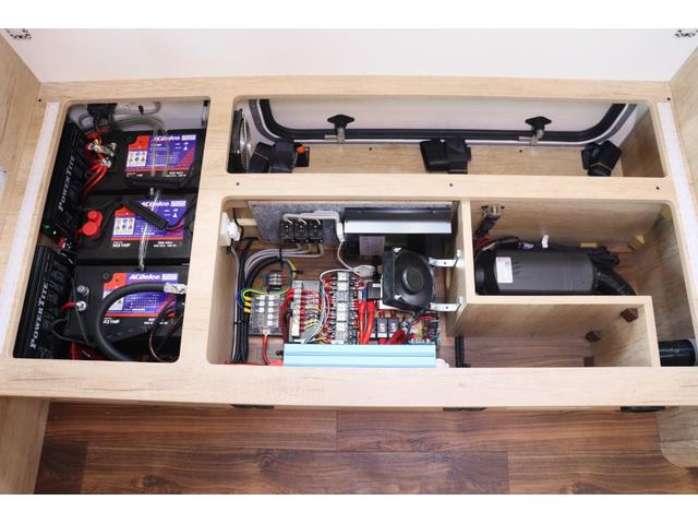 カムロード ナッツＲＶ　クレア５．０Ｘエボリューション　キャンピングカー　家庭用エアコン　ＦＦヒーター　インバーター１５００Ｗ　トリプルサブＢＴ　電子レンジ　テレビ　冷蔵庫　オーニング　マックスファン　８Ｖ型ナビ　Ｂｌｕｅｔｏｏｔｈ　前後ドラレコ　ＥＴＣ（25枚目）