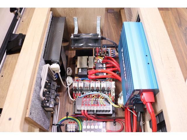 カムロード ナッツＲＶ　クレア５．０Ｘエボリューション　キャンピングカー　家庭用エアコン　ＦＦヒーター　インバーター１５００Ｗ　トリプルサブＢＴ　電子レンジ　テレビ　冷蔵庫　オーニング　マックスファン　８Ｖ型ナビ　Ｂｌｕｅｔｏｏｔｈ　前後ドラレコ　ＥＴＣ（35枚目）