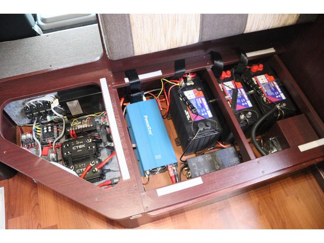 カムロード ナッツＲＶ　クレソンボヤージュＷ　エボライト　ディーゼル／急速充電／家庭用エアコン／ソーラーパネル／ＦＦヒーター／電子レンジ／トリプルサブ／１５００インバーター／リアクーラー／１０型フローティングナビ／常時バック＆サイドモニター／キャンピングカー（5枚目）