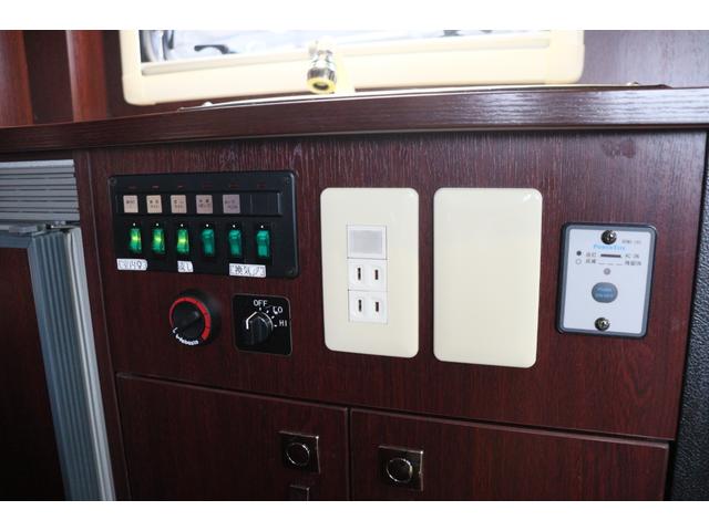 カムロード ナッツＲＶ　クレソンボヤージュＷ　エボライト　ディーゼル／急速充電／家庭用エアコン／ソーラーパネル／ＦＦヒーター／電子レンジ／トリプルサブ／１５００インバーター／リアクーラー／１０型フローティングナビ／常時バック＆サイドモニター／キャンピングカー（10枚目）