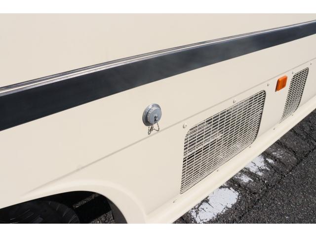 シビリアンバス フィールドライフ　ルーツ　トリップ５．９　ルーフエアコン／ソーラーパネル２枚／ＦＦヒーター／温水ボイラー／給水７０Ｌ排水６０Ｌ／トイレ／電子レンジ／トリプルサブＢＴ／１５００Ｗインバーター／テレビ／アルコアホイール／７人乗り／キャンピングカー（27枚目）