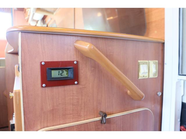 シビリアンバス フィールドライフ　ルーツ　トリップ５．９　ルーフエアコン／ソーラーパネル２枚／ＦＦヒーター／温水ボイラー／給水７０Ｌ排水６０Ｌ／トイレ／電子レンジ／トリプルサブＢＴ／１５００Ｗインバーター／テレビ／アルコアホイール／７人乗り／キャンピングカー（56枚目）
