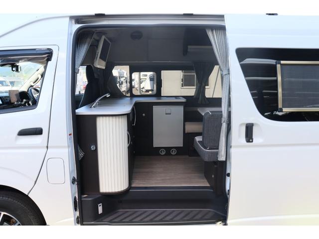 ハイエースバン ＲＶランド　リノ　キャンピングカー　ＦＦヒーター　インバーター１５００Ｗ　ソーラーパネル２枚　ツインサブＢＴ　冷蔵庫　電子レンジ　外部電源　走行充電　ＬＥＤヘッドライト　社外１０インチナビ　ＥＴＣ　４ＷＤ　前後ドラレコ（2枚目）