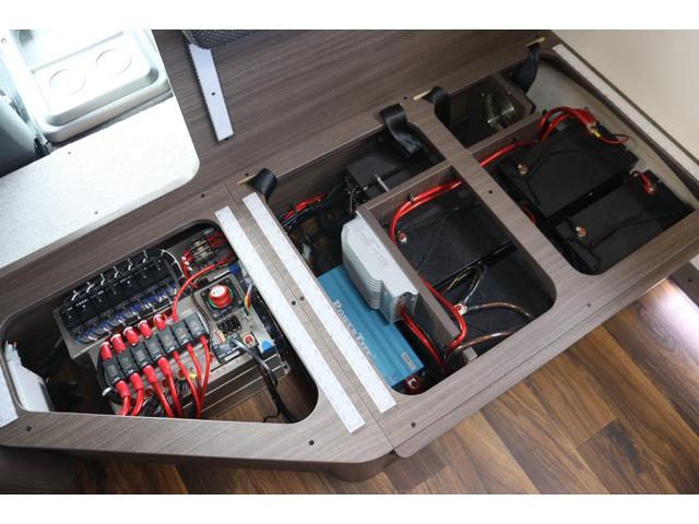 カムロード ナッツＲＶ　クレア５．０ＸＸ　ハイパーエボリューションＮＥＯ　ディーゼル／先進安全装備／急速充電／リチウム４００Ａｈ／ソーラーパネル／６０Ｌ給排水タンク／液晶テレビ／ＦＦヒーター／電子レンジ／ＢＲＩＤＥシート／フェイスパネル／ダブルタイヤ／キャンピングカー（5枚目）