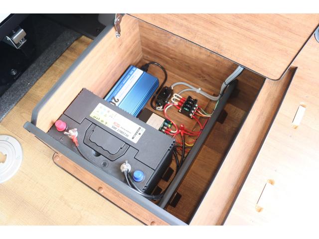 ＮＶ２００バネットワゴン ＦＯＣＳ　Ｌｕｚ　フォックス　ルソ　ワンオーナー／サブバッテリー／走行充電／外部充電／レザーシート／フリップダウンモニター／ナビ切替スイッチ／メモリーナビ／バックカメラ／前後ドライブレコーダー／ＯＰアルミ／５ナンバー／キャンピングカー（9枚目）