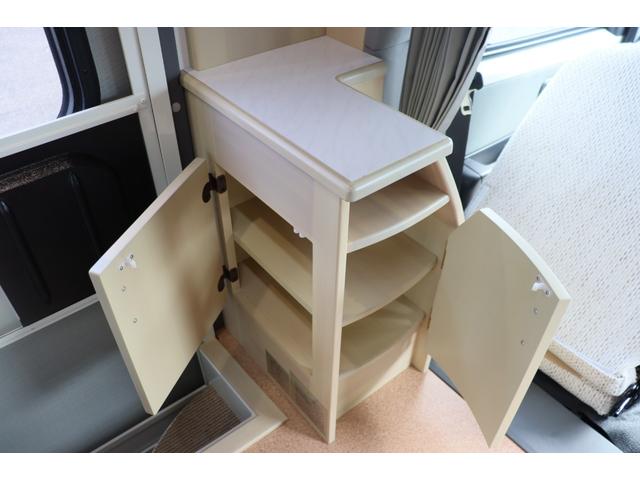 タウンエーストラック ＡＺ－ＭＡＸ　エムホルーヴァ　ポップアップルーフ　ＦＦヒーター／ソーラーパネル／ツインサブバッテリー／走行充電／外部充電／１５００Ｗインバーター／ＤＣ冷蔵庫／オリジナルリーフ／ディスプレイオーディオ／常時バックモニター／ＥＴＣ／キャンピングカー（8枚目）