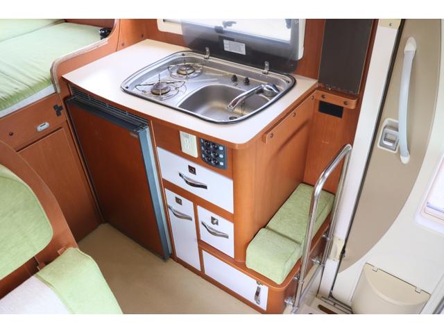 カムロード ナッツＲＶ　クレア５．３Ｚエボリューション　家庭用エアコン　ＦＦヒーター　インバーター１５００Ｗ　ソーラーパネル　マックスファン　電子レンジ　フェイスパネル　トリプルサブバッテリー　外部電源　走行充電　ＨＤＤナビ　常時リアモニター　ＥＴＣ（7枚目）