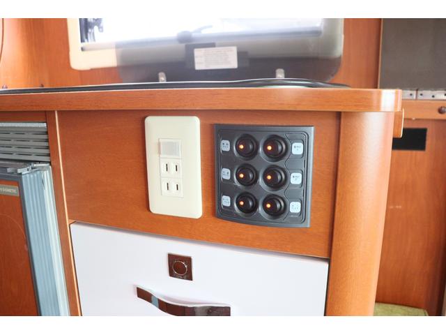 カムロード ナッツＲＶ　クレア５．３Ｚエボリューション　家庭用エアコン　ＦＦヒーター　インバーター１５００Ｗ　ソーラーパネル　マックスファン　電子レンジ　フェイスパネル　トリプルサブバッテリー　外部電源　走行充電　ＨＤＤナビ　常時リアモニター　ＥＴＣ（45枚目）