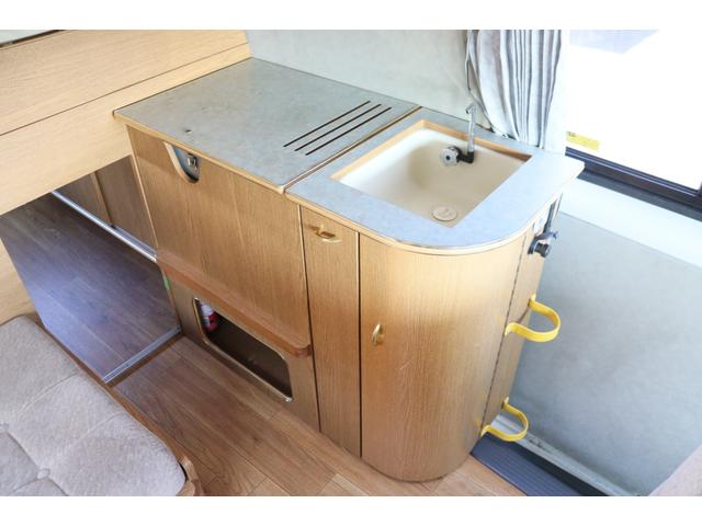ハイエースバン レクビィ　トートバッグ　キャンピング　ツインサブＢＴ　テレビ　冷蔵庫　シンク　アウターシャワー　ルーフベント　オーニング　ユーアイビークル製スタビライザー　社外１６インチＡＷ　ナビ　ＥＴＣ（8枚目）