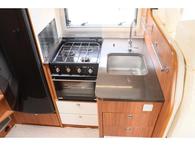 デュカト アドリア　マトリックスＭ６８０ＳＰ　キャンピングカー　家庭用エアコン　ソーラーパネル２枚　インバーター１８００Ｗ　トリプルサブバッテリー　ＦＦヒーター　電子レンジ　トイレ　温水ボイラー　シャワー　フローティングナビ　フルセグ　ＥＴＣ（5枚目）