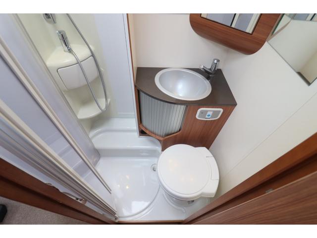 デュカト アドリア　マトリックスＭ６８０ＳＰ　キャンピングカー　家庭用エアコン　ソーラーパネル２枚　インバーター１８００Ｗ　トリプルサブバッテリー　ＦＦヒーター　電子レンジ　トイレ　温水ボイラー　シャワー　フローティングナビ　フルセグ　ＥＴＣ（8枚目）