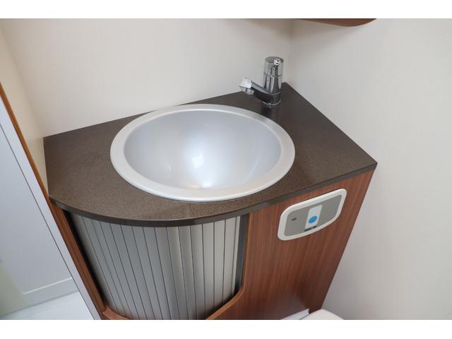 デュカト アドリア　マトリックスＭ６８０ＳＰ　キャンピングカー　家庭用エアコン　ソーラーパネル２枚　インバーター１８００Ｗ　トリプルサブバッテリー　ＦＦヒーター　電子レンジ　トイレ　温水ボイラー　シャワー　フローティングナビ　フルセグ　ＥＴＣ（35枚目）