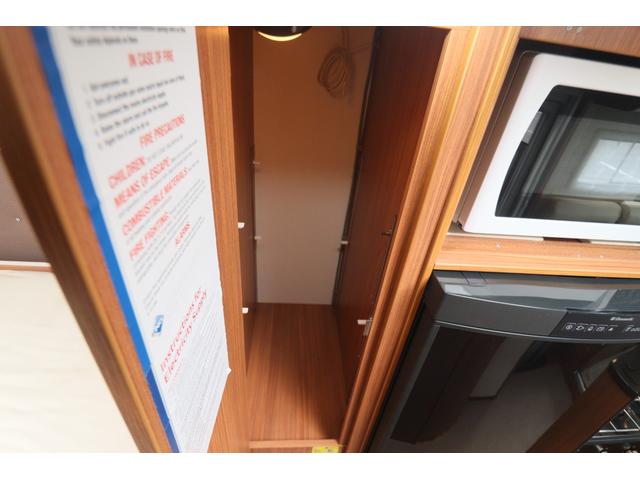 デュカト アドリア　マトリックスＭ６８０ＳＰ　キャンピングカー　家庭用エアコン　ソーラーパネル２枚　インバーター１８００Ｗ　トリプルサブバッテリー　ＦＦヒーター　電子レンジ　トイレ　温水ボイラー　シャワー　フローティングナビ　フルセグ　ＥＴＣ（40枚目）