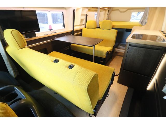 ハイエースバン トイファクトリー　バーデン　カリモク　グランデ仕様　クールコンプシステム　エアロソーラー　ＦＦヒーター　マックスファン　電子レンジ　テレビ　内部電源　トイファクトリー製強化リーフ　リアスタビライザー　オーリンズショック　１０インチナビ　キャンピングカー（3枚目）