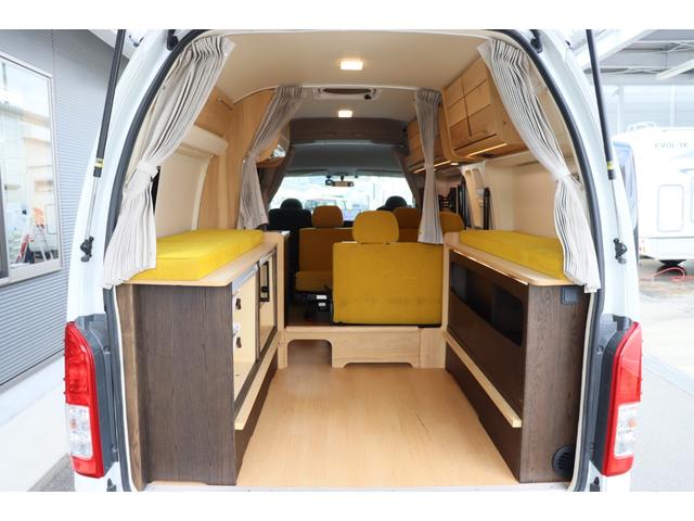 ハイエースバン トイファクトリー　バーデン　カリモク　グランデ仕様　クールコンプシステム　エアロソーラー　ＦＦヒーター　マックスファン　電子レンジ　テレビ　内部電源　トイファクトリー製強化リーフ　リアスタビライザー　オーリンズショック　１０インチナビ　キャンピングカー（7枚目）