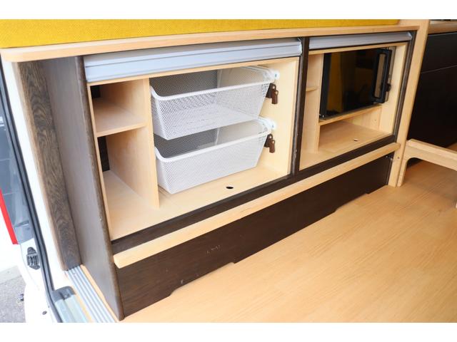 ハイエースバン トイファクトリー　バーデン　カリモク　グランデ仕様　クールコンプシステム　エアロソーラー　ＦＦヒーター　マックスファン　電子レンジ　テレビ　内部電源　トイファクトリー製強化リーフ　リアスタビライザー　オーリンズショック　１０インチナビ　キャンピングカー（8枚目）
