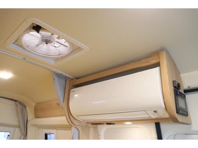 ハイエースバン トイファクトリー　バーデン　カリモク　グランデ仕様　クールコンプシステム　エアロソーラー　ＦＦヒーター　マックスファン　電子レンジ　テレビ　内部電源　トイファクトリー製強化リーフ　リアスタビライザー　オーリンズショック　１０インチナビ　キャンピングカー（9枚目）