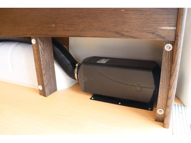 ハイエースバン トイファクトリー　バーデン　カリモク　グランデ仕様　クールコンプシステム　エアロソーラー　ＦＦヒーター　マックスファン　電子レンジ　テレビ　内部電源　トイファクトリー製強化リーフ　リアスタビライザー　オーリンズショック　１０インチナビ　キャンピングカー（26枚目）