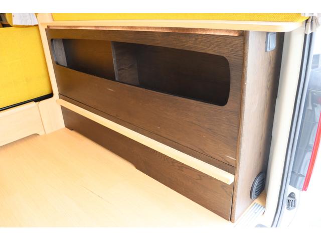 ハイエースバン トイファクトリー　バーデン　カリモク　グランデ仕様　クールコンプシステム　エアロソーラー　ＦＦヒーター　マックスファン　電子レンジ　テレビ　内部電源　トイファクトリー製強化リーフ　リアスタビライザー　オーリンズショック　１０インチナビ　キャンピングカー（30枚目）