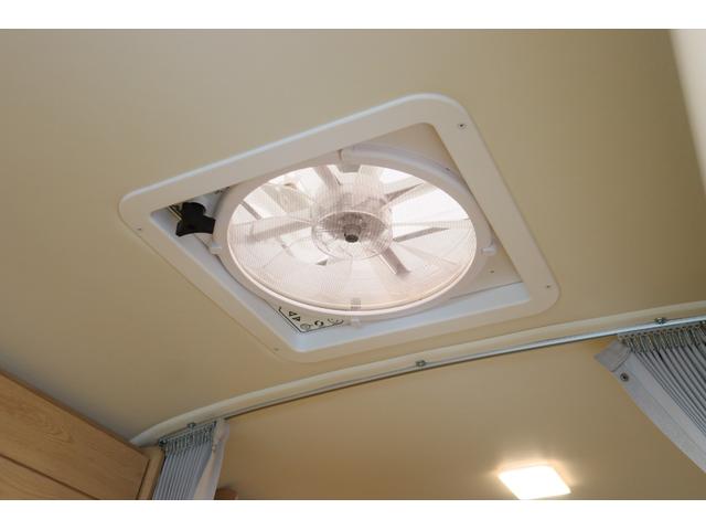 ハイエースバン トイファクトリー　バーデン　カリモク　グランデ仕様　クールコンプシステム　エアロソーラー　ＦＦヒーター　マックスファン　電子レンジ　テレビ　内部電源　トイファクトリー製強化リーフ　リアスタビライザー　オーリンズショック　１０インチナビ　キャンピングカー（55枚目）