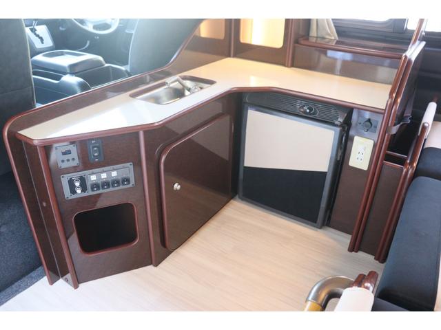 ハイエースワゴン FOCS フォックス DSプレミアム 10人乗り/350Wインバーター/サブバッテリー/走行充電/外部充電/DC冷蔵庫/フリップダウンモニター/ナビ切替スイッチ/メモリーナビ/バックカメラ/前後ドラレコ/キャンピングカー(3枚目)