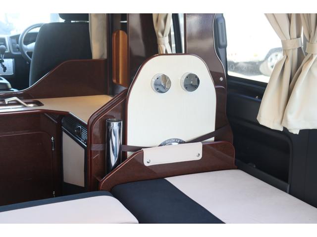 ハイエースワゴン FOCS フォックス DSプレミアム 10人乗り/350Wインバーター/サブバッテリー/走行充電/外部充電/DC冷蔵庫/フリップダウンモニター/ナビ切替スイッチ/メモリーナビ/バックカメラ/前後ドラレコ/キャンピングカー(8枚目)