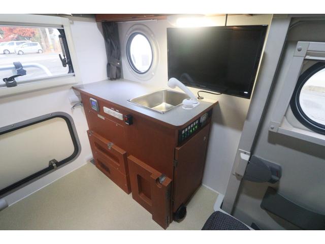 キャリイトラック インディアナＲＶ　インディ７２７　タイプＳ　ＦＦヒーター　インバーター１５００Ｗ　ポップアップルーフ　ワンオーナー車　テレビ　サブバッテリー　シンク　外部電源　走行充電　ナビ切替スイッチ　社外ナビ　Ｂｌｕｅｔｏｏｔｈ　フルセグ　キャンピングカー（7枚目）