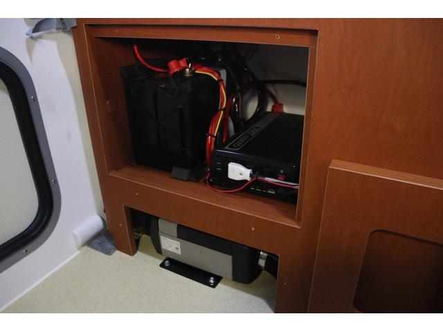 キャリイトラック インディアナＲＶ　インディ７２７　タイプＳ　ＦＦヒーター　インバーター１５００Ｗ　ポップアップルーフ　ワンオーナー車　テレビ　サブバッテリー　シンク　外部電源　走行充電　ナビ切替スイッチ　社外ナビ　Ｂｌｕｅｔｏｏｔｈ　フルセグ　キャンピングカー（28枚目）