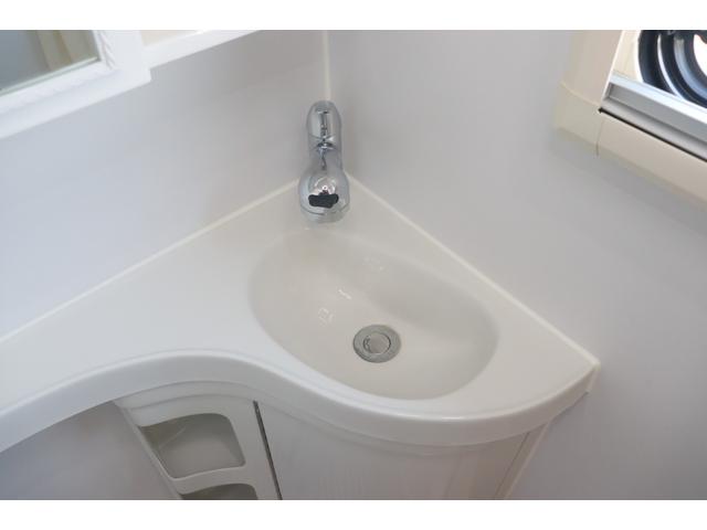 カムロード ダイレクトカーズ　トリップ　ログベース　ディーゼル／４ＷＤ／ダブルタイヤ／先進安全装備／クールスター／リチウム４００Ａｈ／ソーラー５４０Ｗ／温水ボイラー／ＣＴＥＫ充電／９インチナビ／ＥＴＣ２．０／シャドー製スタビ・ショック／キャンピングカー（63枚目）