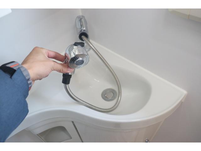 カムロード ダイレクトカーズ　トリップ　ログベース　ディーゼル／４ＷＤ／ダブルタイヤ／先進安全装備／クールスター／リチウム４００Ａｈ／ソーラー５４０Ｗ／温水ボイラー／ＣＴＥＫ充電／９インチナビ／ＥＴＣ２．０／シャドー製スタビ・ショック／キャンピングカー（64枚目）