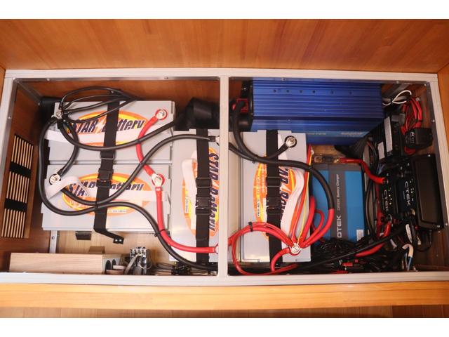 カムロード ダイレクトカーズ　トリップ　ログベース　ディーゼル／４ＷＤ／ダブルタイヤ／先進安全装備／クールスター／リチウム４００Ａｈ／ソーラー５４０Ｗ／温水ボイラー／ＣＴＥＫ充電／９インチナビ／ＥＴＣ２．０／シャドー製スタビ・ショック／キャンピングカー（67枚目）