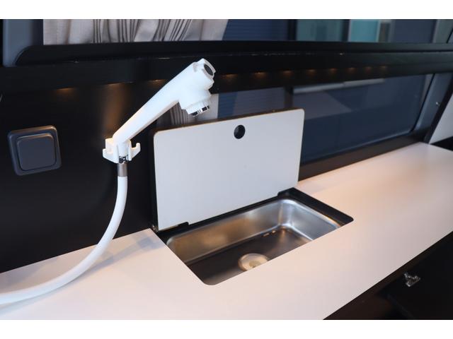 ハイエースバン トイファクトリー トイズボックス470 ナローハイルーフ/先進安全装備/サブバッテリー/走行充電/外部充電/リアヒーター/リアクーラー/LEDヘッドライト/11型ナビ/ETC/デジタルインナーミラー/前後ドライブレコーダー/キャンピングカー(10枚目)