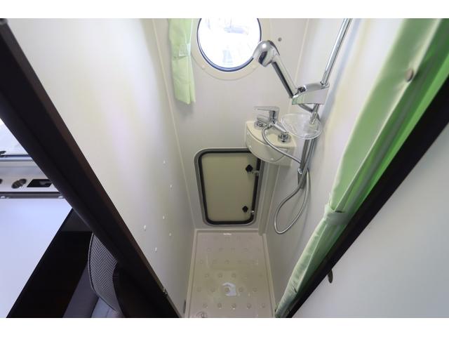 カムロード ナッツＲＶ　クレア５．３Ｘエボリューション　家庭用エアコン　ＦＦヒーター　インバーター１５００Ｗ　トリプルサブ　マックスファン　電子レンジ　テレビ　シャワー　走行充電　外部電源　ナッツオリジナル強化ショック　社外ナビ　ＥＴＣ　キャンピングカー（7枚目）