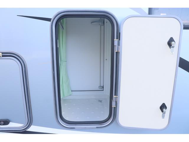 カムロード ナッツＲＶ　クレア５．３Ｘエボリューション　家庭用エアコン　ＦＦヒーター　インバーター１５００Ｗ　トリプルサブ　マックスファン　電子レンジ　テレビ　シャワー　走行充電　外部電源　ナッツオリジナル強化ショック　社外ナビ　ＥＴＣ　キャンピングカー（23枚目）