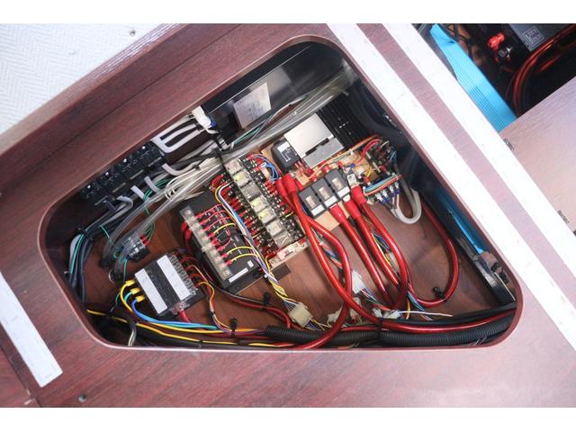 カムロード ナッツＲＶ　クレア５．３Ｘエボリューション　家庭用エアコン　ＦＦヒーター　インバーター１５００Ｗ　トリプルサブ　マックスファン　電子レンジ　テレビ　シャワー　走行充電　外部電源　ナッツオリジナル強化ショック　社外ナビ　ＥＴＣ　キャンピングカー（57枚目）